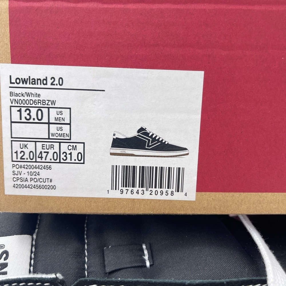 Vans • Men's Black and White Lowland 2.0
Black/White
VN000D6RBZW Sneakers Skate - Picture 16 of 16